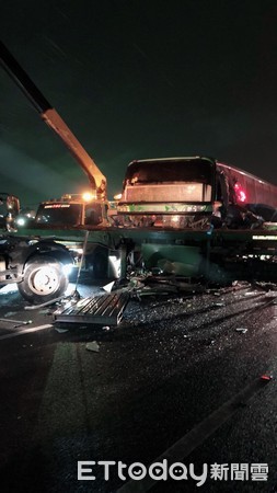 ▲國道警方調來大型吊車協助清理車禍現場。（圖／記者林悅翻攝）