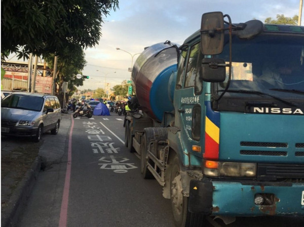 ▲▼男大生被水泥車輾爆頭！騎車外送飲料身亡　哥哥癱坐崩潰。（圖／翻攝照片）