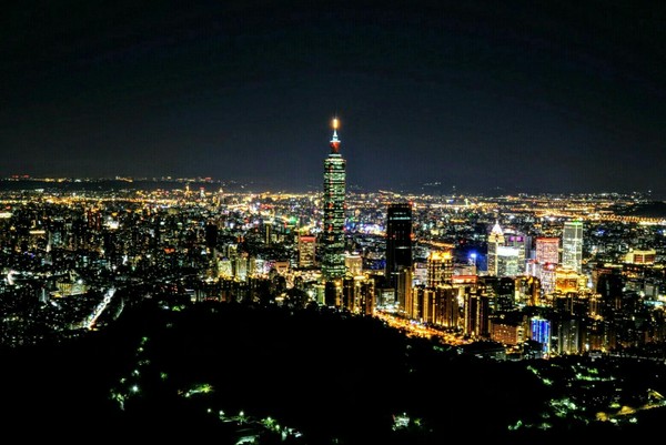 ▲南港山九五峰附近觀景台夜景。（圖／網友楊永祥提供）