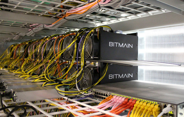 ▲▼比特大陸（Bitmain）在冰島西南方凱夫拉維克位的比特幣挖礦計算機。（圖／路透社）