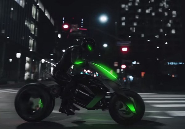 ▲電動三輪重機1秒變「趴車」！Kawasaki J Concept新片再現。（圖／翻攝自Kawasaki）