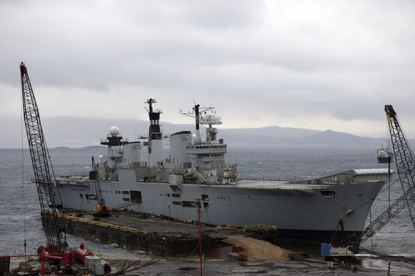 ▲▼英國皇家海軍光輝號（HMS Illustrious）航空母艦。（圖／達志影像／美聯社）