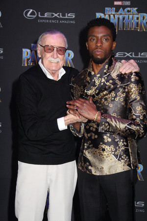 《黑豹》查德維克博斯曼（Chadwick Boseman）和史丹李（Stan Lee）。（圖／達志影像）