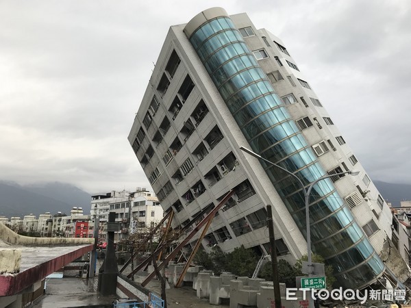 花蓮地震，雲門翠堤大樓、雲翠大樓鋼梁支撐。（圖／記者柳名耕攝）