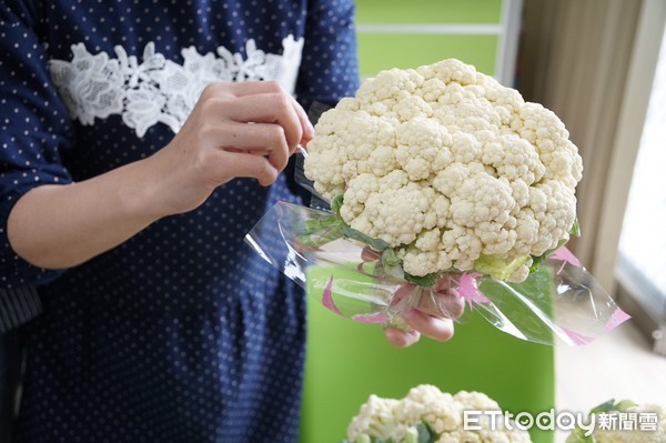 台東卑南鄉公所別出心裁慶祝婦女節，鄉長許文獻帶著二箱花椰菜編成的花束一一致贈每位女性同仁與洽公民眾，並大聲喊出『妳是我的菜』，讓公所同仁與洽公民眾都感到欣喜與意外，紛紛拿出手機自拍打卡。（圖／卑南鄕公所提供）