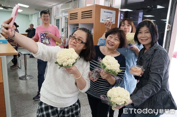 台東卑南鄉公所別出心裁慶祝婦女節，鄉長許文獻帶著二箱花椰菜編成的花束一一致贈每位女性同仁與洽公民眾，並大聲喊出『妳是我的菜』，讓公所同仁與洽公民眾都感到欣喜與意外，紛紛拿出手機自拍打卡。（圖／卑南鄕公所提供）