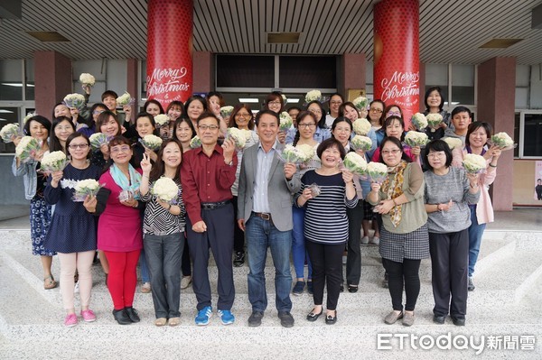 台東卑南鄉公所別出心裁慶祝婦女節，鄉長許文獻帶著二箱花椰菜編成的花束一一致贈每位女性同仁與洽公民眾，並大聲喊出『妳是我的菜』，讓公所同仁與洽公民眾都感到欣喜與意外，紛紛拿出手機自拍打卡。（圖／卑南鄕公所提供）