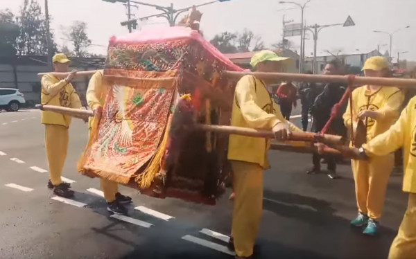 ▲▼白沙屯媽祖出巡突轉彎「衝撞電桿」降旨！　民繳1.8萬秒移2根桿。（圖／翻攝YouTube／進香團網路台）