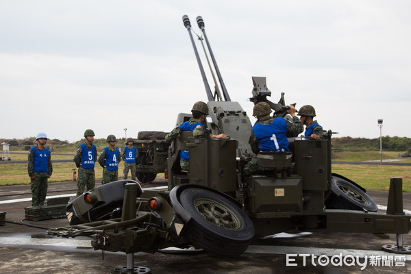 ▲▼國軍35快砲夜間對空實彈射擊演練,GDF-006型三五公厘雙管防空快砲35砲簡介及砲操示範。（圖／記者季相儒攝）