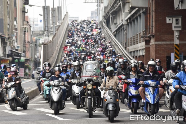 台北橋機車瀑布,空氣污染,空汙,pm2.5,機車族,通勤,交通,塞車,細懸浮微粒,移動污染源。（圖／記者李毓康攝）2496178