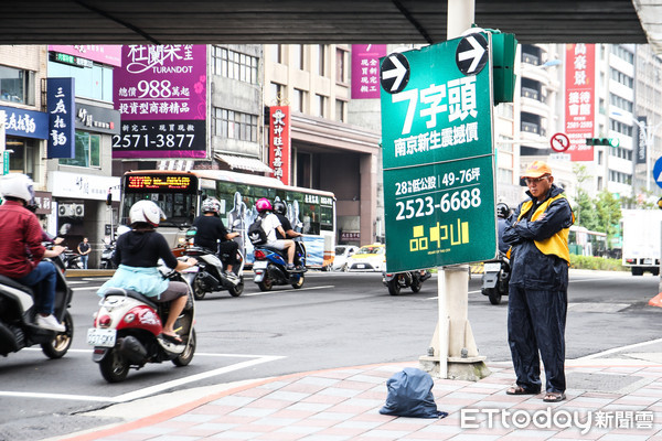 ▲▼買房,租房,居住正義,房地產,租賃,買賣,房屋,店面,戶外廣告,大型看板（圖／記者周宸亘攝）