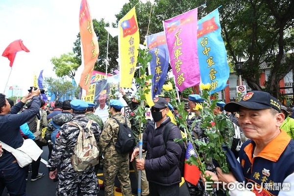 ▲▼反年改人士再度到立法院外抗議。（圖／記者屠惠剛攝）