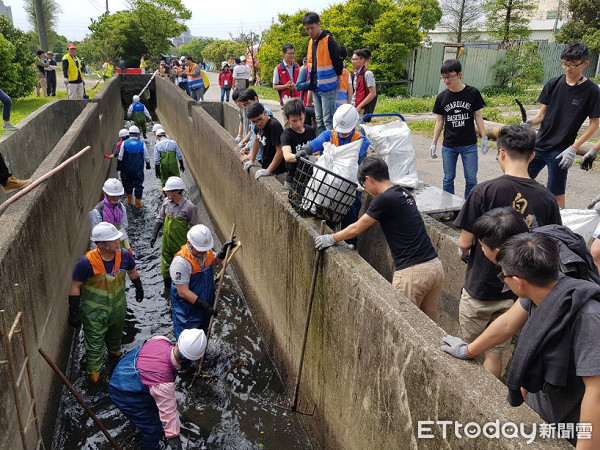  ▲桃園市清溝總動員３００人響應　提前作好防汛準備。（圖／桃園市政府水務局提供）