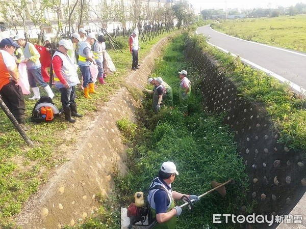 ▲▼觀音區樹林里水患自主防災守護隊響應清溝總動員，清掃長達800公尺比鄰住宅區生態廊道公園的大水溝。（圖／吳進昌提供）