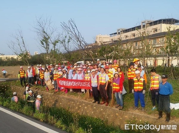 ▲▼觀音區樹林里水患自主防災守護隊響應清溝總動員，清掃長達800公尺比鄰住宅區生態廊道公園的大水溝。（圖／吳進昌提供）