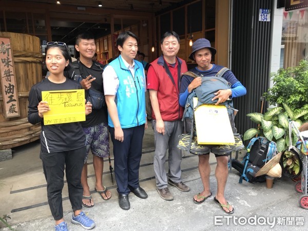 花蓮市長魏嘉賢邀台積電重建志工團隊參與由專人導覽老街新味之旅，走訪包括百年老店新味醬油、PARTY的木三鐵店，還有花蓮西門町風華的舊鐵道徒步區。（圖／花蓮市公所提供）