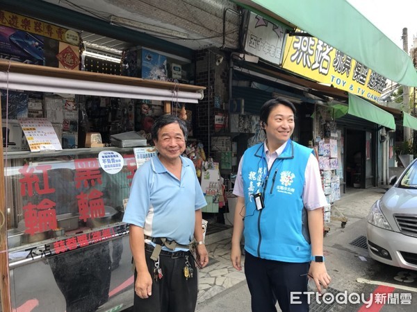 花蓮市長魏嘉賢邀台積電重建志工團隊參與由專人導覽老街新味之旅，走訪包括百年老店新味醬油、PARTY的木三鐵店，還有花蓮西門町風華的舊鐵道徒步區。（圖／花蓮市公所提供）