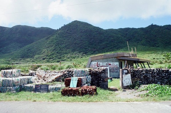 ▲蘭嶼林正文，清廢油垃圾。（圖／「文人之島，環保之道」授權引用）