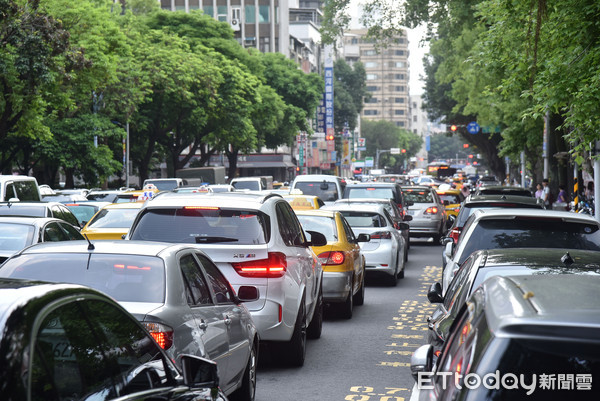 ▲▼汽車,空氣污染,空汙,pm2.5,通勤,交通,塞車,細懸浮微粒,移動污染源。（圖／記者李毓康攝）