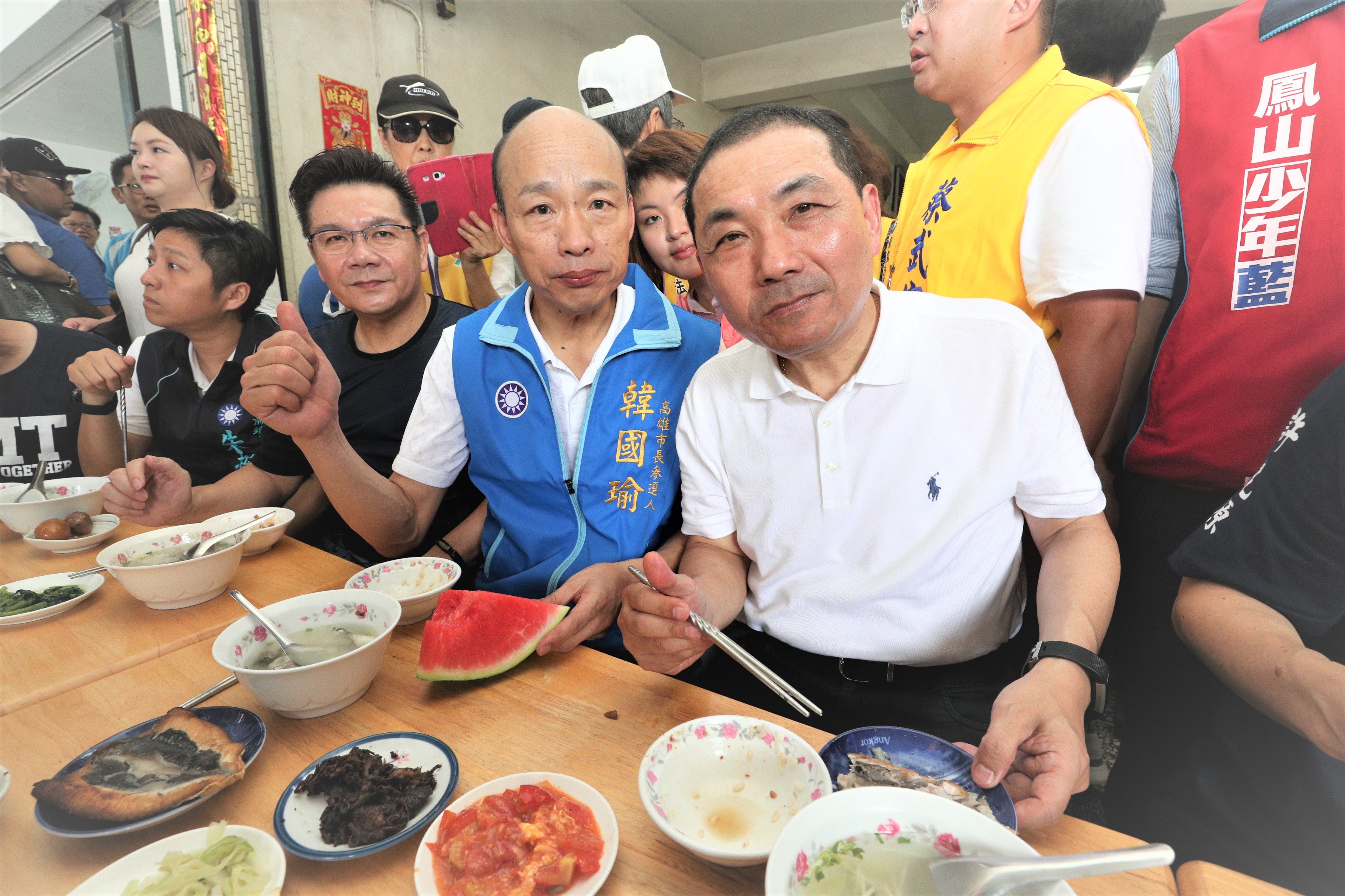 ▲侯友宜韓國瑜高雄享美味滷肉飯。（圖／記者宋德威攝）