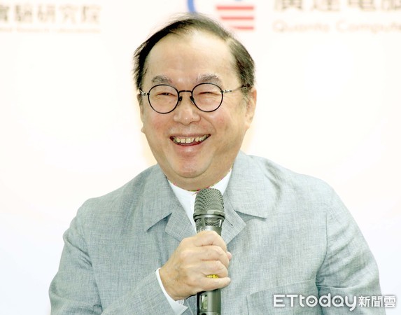 ▲台灣大哥大董事長蔡明忠與華碩董事長施崇棠、廣達電腦董事長林百里得標AI雲端運算平台記者會▼。（圖／記者屠惠剛攝）