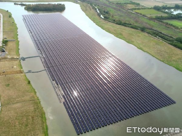 ▲台南市政府積極推動綠能全國最大水域型浮動式太陽能發電系統啟用。（圖／市府提供）