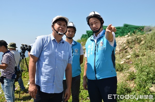 花蓮市長魏嘉賢偕同建設課長徐國城前往位於奇萊鼻燈塔旁的環保公園現勘邊坡整治工程，整治工程目前因覆土量不足，申請變更設計暫時停工中。（圖／花蓮市公所提供）