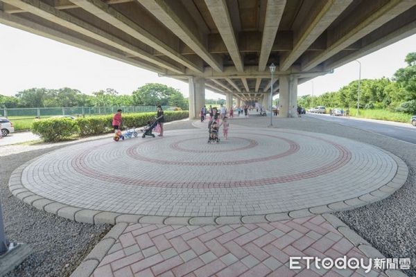 ▲▼橋下空間兼具運動休閒設施同時提供停車及集會使用。（圖／桃園市政府提供）