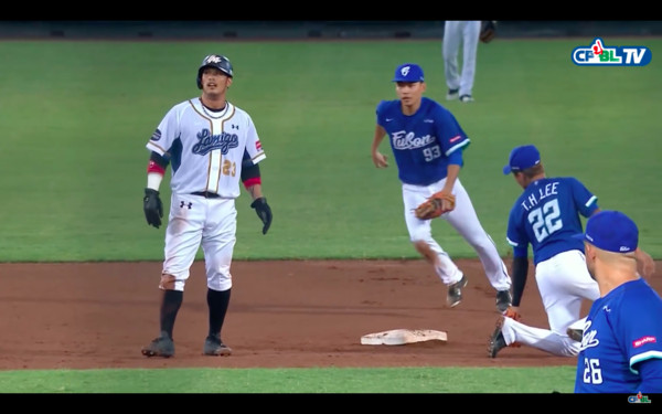 ▲陽耀勳離壘過遠遭觸殺。（圖／截自CPBL TV）