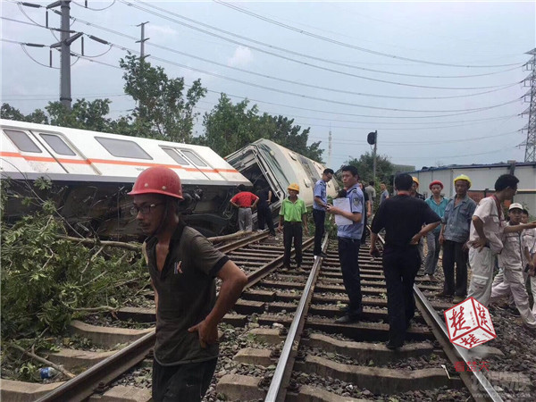 ▲▼武漢地鐵7號線列車疑測試翻覆！　車廂90度交錯扭曲。（圖／翻攝自楚天都市報）