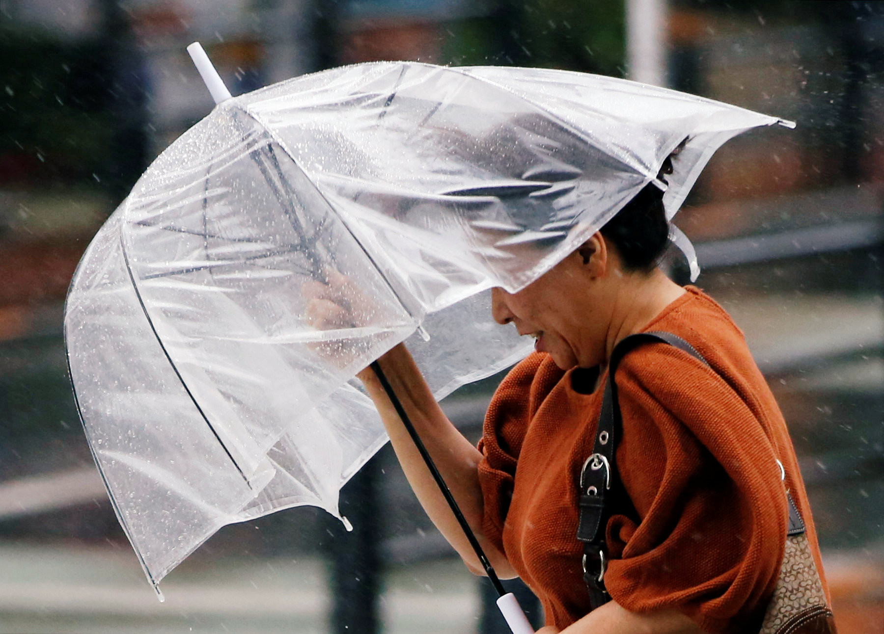 ▲▼遇到暴雨、颱風等天氣，民眾務必待在室內。（圖／路透）