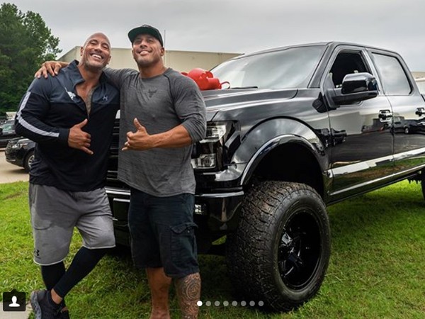 巨石強森（Dwayne Johnson）和替身Tanoai Reed。（圖／翻攝自Tanoai Reed IG）