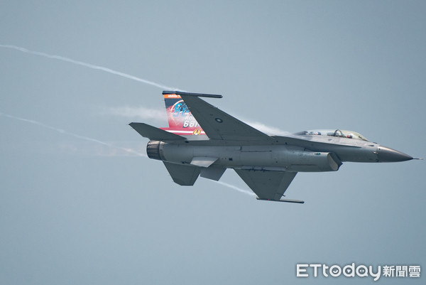 ▲▼嘉義空軍基地參訪,F-16型機性能展示F-16特技飛行。（圖／記者季相儒攝）