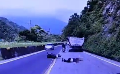 ▲▼男大生慘遭砂石車爆頭！騎車環島最後一天自摔　死黨嚇傻愣一旁。（圖／翻攝自臉書／聯結車 大貨車 大客車 拉拉隊 運輸業 照片影片資訊分享團）