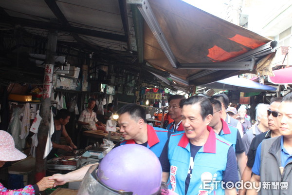 ▲前總統馬九英陪同國民黨台南巿長參選人高思博，在台南新營濟安宮向保生大帝焚香祭拜後，展開首場新台南起義行腳活動。（圖／高思博提供，下同）