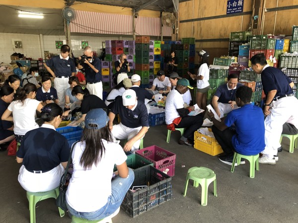 ▲▼南非聯絡辦事處為紀念「曼德拉日」，選在慈濟內湖園區做環保，8月9日上午由南非駐台代表麥哲培率南非聯絡辦事處人員及眷屬做資源回收。（圖／慈濟基金會、南非聯絡辦事處提供）