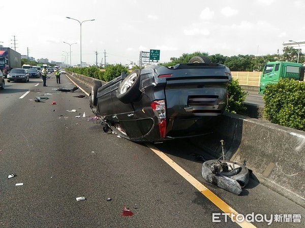 ▲國道1號南下台南永康路段，發生自小客車失控追撞翻覆車禍，造成車窗破碎、車體嚴重毀損變形，零件四散在車道上。（圖／記者林悅翻攝，下同）