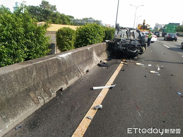 ▲國道1號南下台南永康路段，發生自小客車失控追撞翻覆車禍，造成車窗破碎、車體嚴重毀損變形，零件四散在車道上。（圖／記者林悅翻攝，下同）