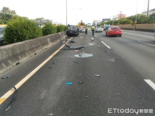 ▲國道1號南下台南永康路段，發生自小客車失控追撞翻覆車禍，造成車窗破碎、車體嚴重毀損變形，零件四散在車道上。（圖／記者林悅翻攝，下同）