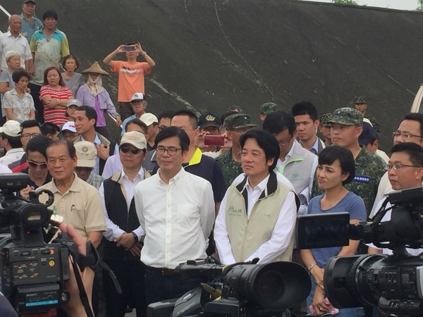 立法委員陳其邁25日陪同行政院長賴清德前往旗山、美濃勘災。（圖／陳其邁辦公室提供）