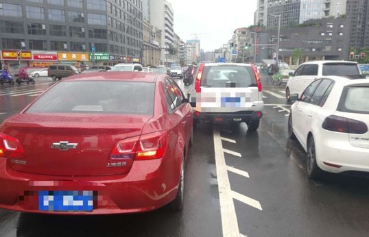 ▲愛車擦撞吵翻！警局路上跟丟「加好友」。（圖／翻攝自封面新聞）