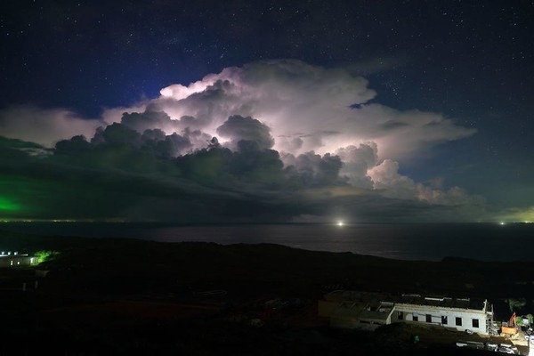 ▲▼ 《積雨雲伴隨雲間放電》傅譯鋒 / 台灣彭佳嶼。（圖／蔡英文臉書）