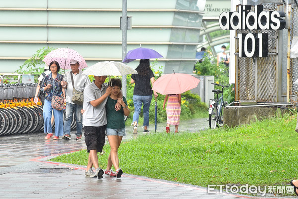 ▲▼下雨,雨天,天氣,豪大雨,雷陣雨,梅雨,降雨,氣象,行人。（圖／記者李毓康攝）