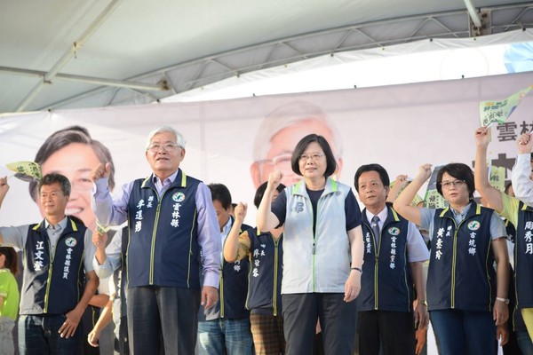 ▲▼蔡英文為李進勇站台，呼籲民眾支持他連任。（圖／民進黨提供）