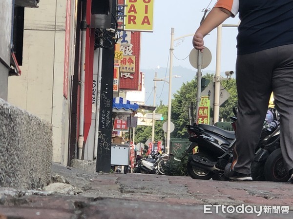 ▲▼警方獲報在高雄車站附近一處套房，發現一名男子頭套膠袋身亡，死狀詭異初估不排除他殺。（圖／記者宋德威攝，下同）