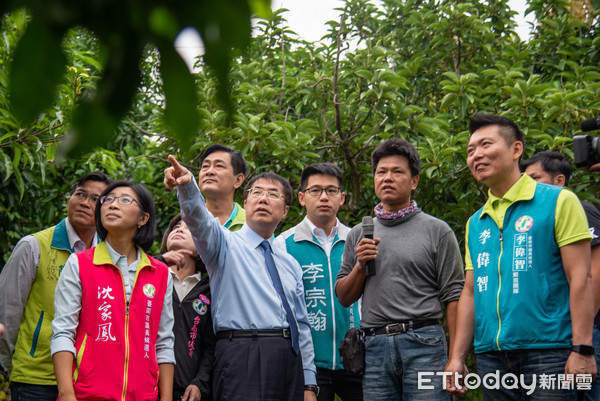 ▲台南市長參選人黃偉哲等人，宣布在溪北推廣無毒的生態農業，透過對環境友善的耕作方式，為台南市民做食品安全的把關。（圖／記者林悅翻攝，下同）