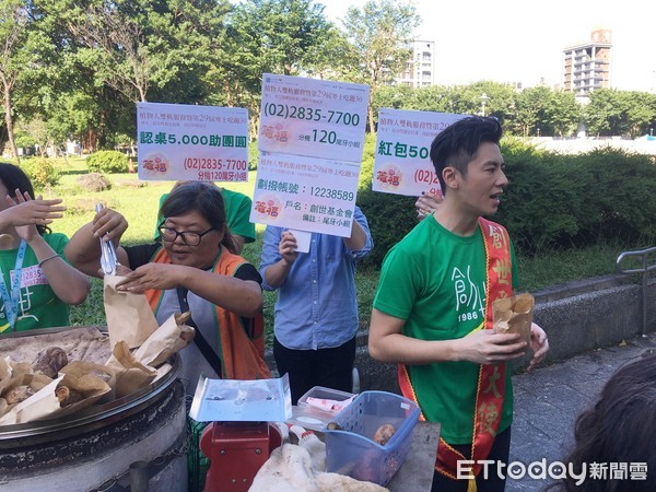 ▲李國毅幫助單親媽媽賣地瓜。（圖／記者林奕如攝）