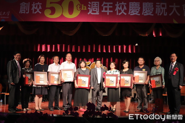 ▲中華醫大50週年校慶典禮邀請台南市副市長張紹源（中）、曾信超校長（左一）、徐國潤董事長（右一）等頒發傑出校友。（圖／華醫大提供，下同）