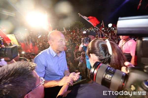 ▲▼國民黨高雄市長候選人韓國瑜晚間在岡山區河堤公園舉行造勢大會，短短150公尺走了快15分鐘。韓國瑜抵達舞台時，主辦單位也宣佈現場人數突破10萬人次。（圖／記者宋德威攝，下同）