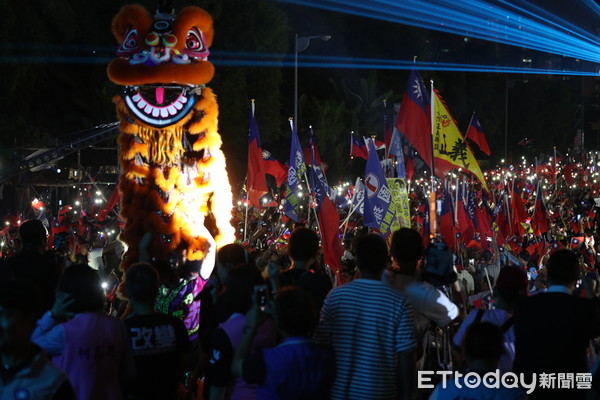 ▲▼國民黨高雄市長候選人韓國瑜晚間在岡山區河堤公園舉行造勢大會，短短150公尺走了快15分鐘。韓國瑜抵達舞台時，主辦單位也宣佈現場人數突破10萬人次。（圖／記者宋德威攝，下同）